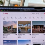 Peut-on légalement interdire les locations Airbnb en copropriété ?