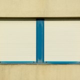 Volets et stores font baisser la température de plusieurs degrés. Un logement sur deux en reste pourtant mal équipé.