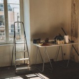 Poêles, solaire, ventilation, fenêtres : l'État sort ces travaux des aides au geste pour pousser la rénovation globale.