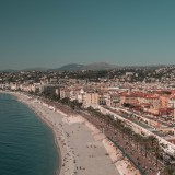 Entre loyers élevés, Airbnb et pétition citoyenne, Nice illustre les tensions entre tourisme de masse et droit au logement.