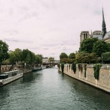 Habiter sur une péniche à Paris, le charme d’une vie flottante