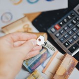 Les prêts restent nombreux. Mais les taux remontent et certains ménages voient déjà leur projet s'éloigner.
