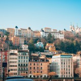 Lyon ajoute la chaleur aux contrôles de salubrité. Sans seuil légal, mais avec un risque accru pour les bailleurs.